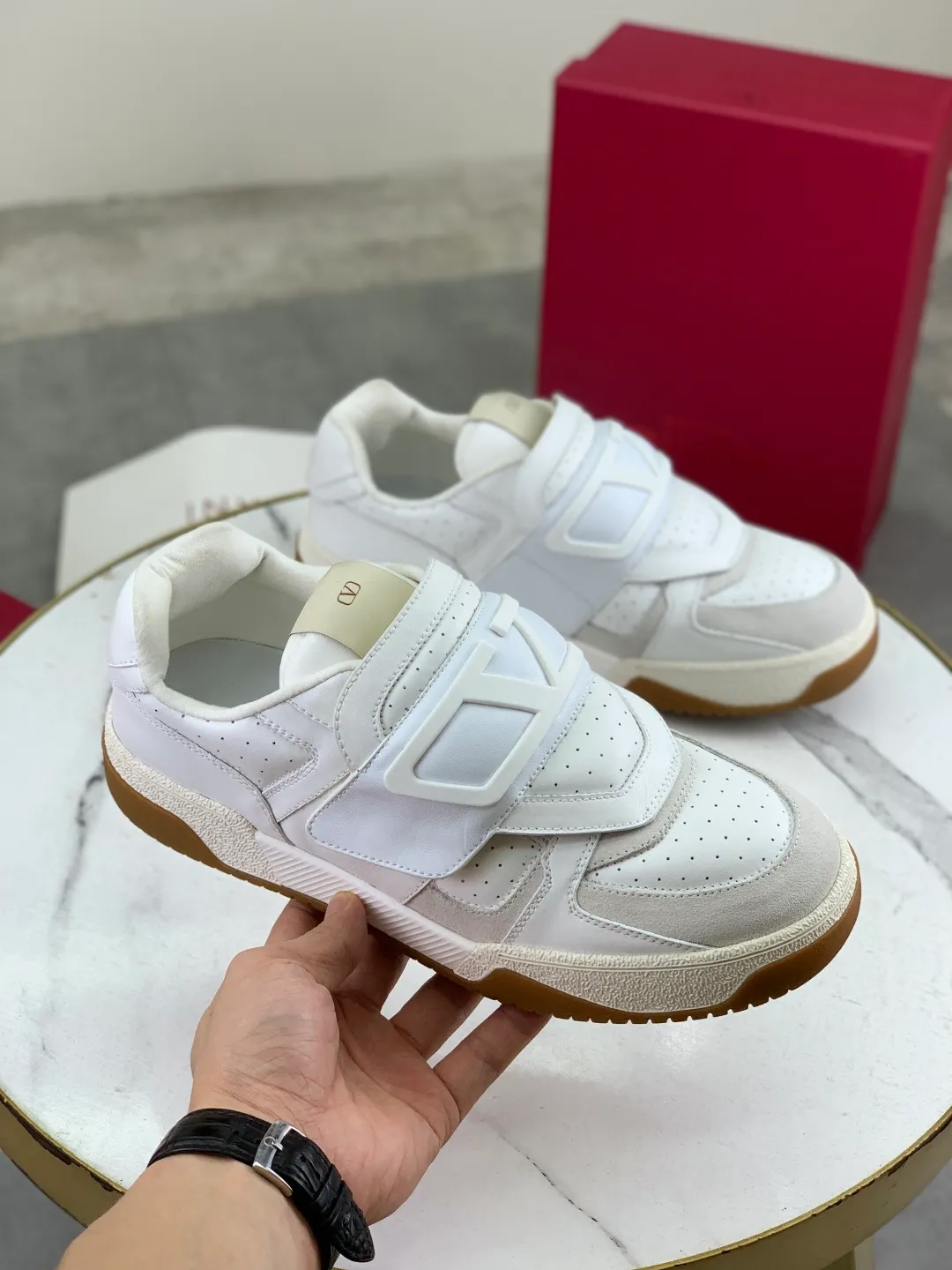 Men's men's shoes 💰P680 New Valentino 𝑶𝒏𝒆𝑺𝒕𝒖𝒅 Couple's sports shoes series Valentino 2025 new couple's sports shoes are on sale. The original ZP purchase and dismantling. Repeated pattern making and modification. 1:1 restoration! Top luxury masterpiece Velcro design Soft and comfortable imported calfskin brings excellent elegant texture and excellent on-foot comfort Top purchasing version upper: imported calfskin surface/original oil edge craftsmanship Lining: water-dyed sheepskin lining Outsole: original development 𝐓𝐏𝐔 two-color combination outsole Packaging: original configuration complete package Code number: 35-46